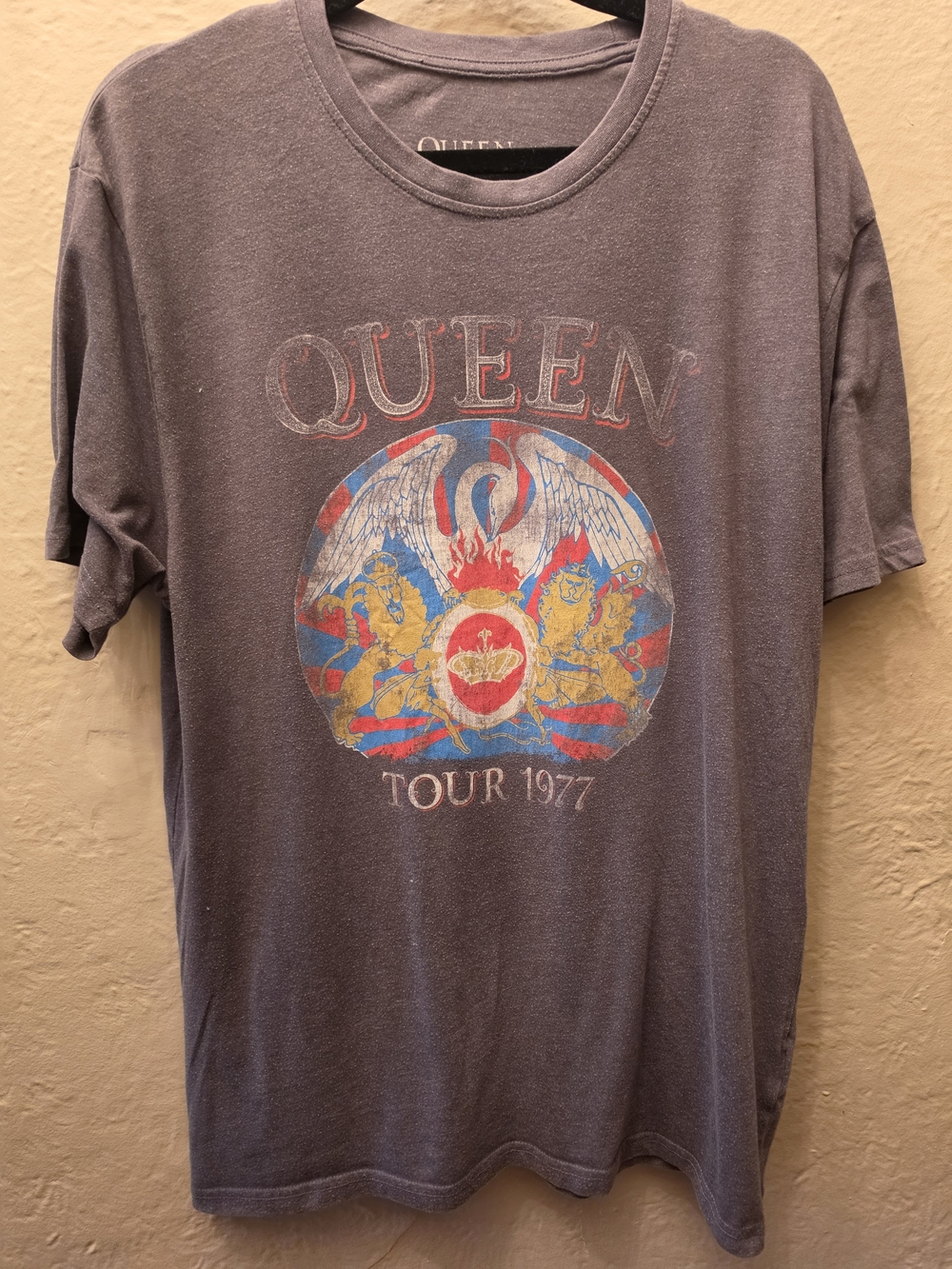 Queen Official Merch Tour 1977 Graphic Band Tee Shirt Large Faded Black